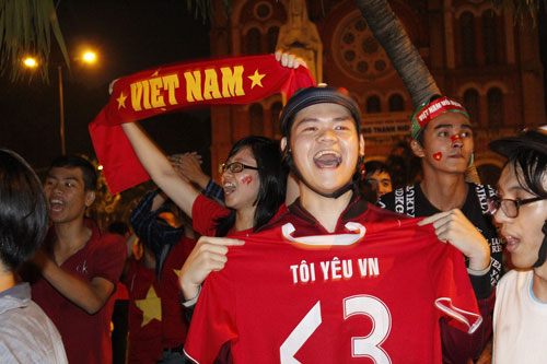 Tuyển Việt Nam thắng Malaysia 2-1: Fan nhuộm đỏ phố đêm Sài Gòn 