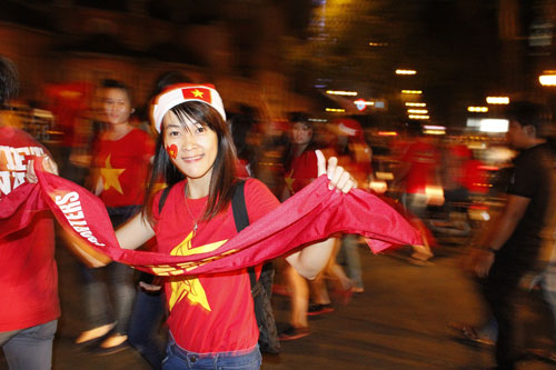 Tuyển Việt Nam thắng Malaysia 2-1: Fan nhuộm đỏ phố đêm Sài Gòn 