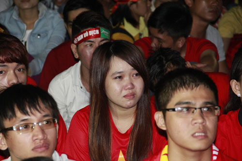 Nỗi thất vọng trước trận thua đậm của đội tuyển Việt Nam khiến nhiều bạn trẻ bật khóc - Ảnh: Phạm Hữu