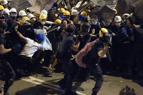 Đụng độ ác liệt tại Hồng Kông