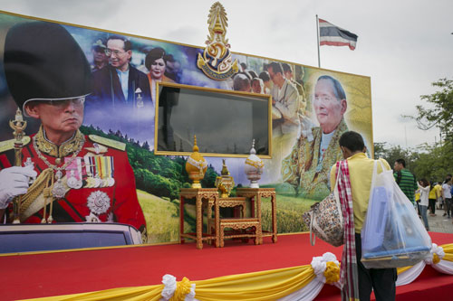 'Nhuộm vàng' sinh nhật vua Thái 4