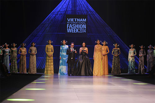 “Cơn mưa” của Công Trí khép lại Tuần lễ thời trang quốc tế Việt Nam 1