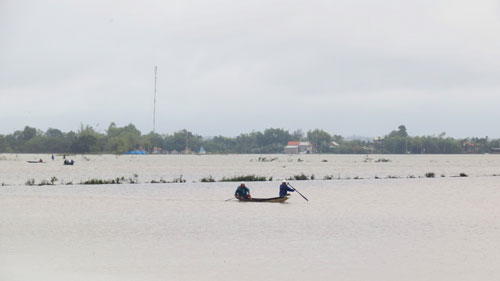 Lụt về, người dân vừa mừng vừa lo 11