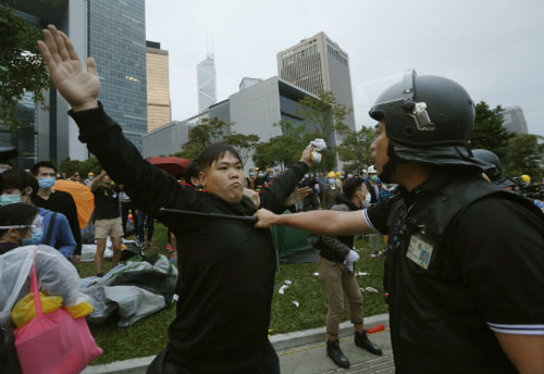 Người biểu tình Hồng Kông: “Bạo lực hay không bạo lực?” 2