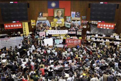 Sinh viên Đài Loan chiếm đóng tòa nhà Viện lập pháp nhằm phản đối một hiệp định thương mại với Trung Quốc và tạo nên phong trào biểu tình Hoa hướng dương