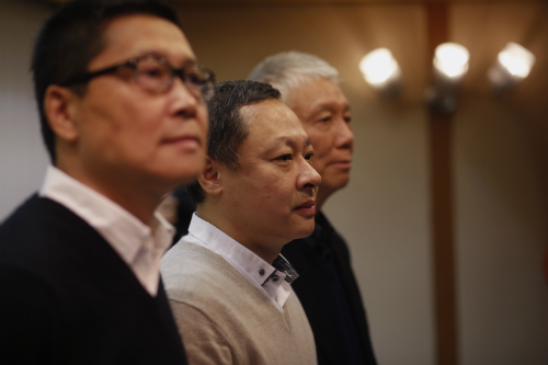 Ông Đới Diệu Đình (ở giữa) và 2 nhà đồng lãnh đạo nhóm Chiếm Trung Hoàn