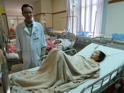 Bệnh nhân Bùi Thị Kiểu, một trong số 7 bệnh nhân tắc ruột do ăn hồng giòn đã được phẫu thuật điều trị tại Bện viện TƯ Huế