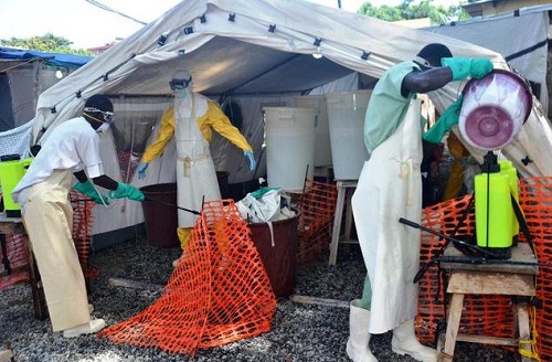 Các nhân viên y tế tại một trung tâm Ebola ở thủ đô Conakry, Guinea 9.2014