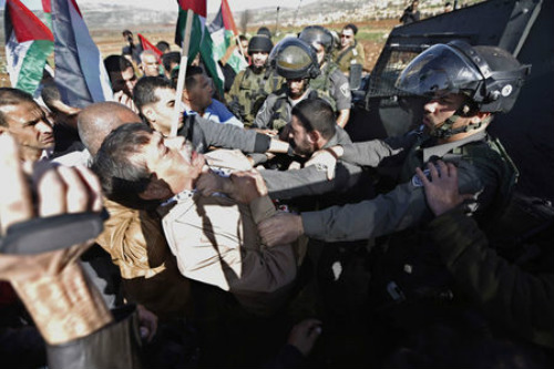 Bộ trưởng Định cư Palestine Ziad Abu xô xác với cảnh sát biên giới Israel, gần thành phố Ramallah