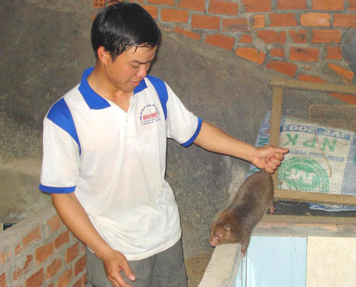 Anh Lê Văn Trường ở H.M’Đrắk khởi nghiệp với việc nuôi động vật hoang dã.