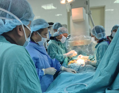 Các bác sĩ BVTƯ Huế tiến hành phẫu thuật cho một bệnh nhân - Ảnh: Bùi Ngọc Long