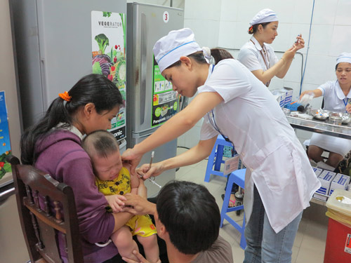 Chủ động tiêm ngừa vắc xin đúng lịch trình sẽ giúp trẻ phòng ngừa dịch bệnh tốt