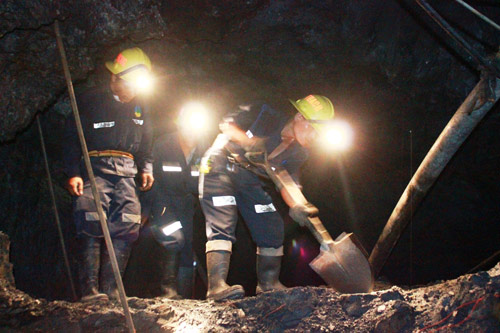 Công nhân khai thác quặng carbon ngậm vàng tại mỏ vàng Phước Sơn