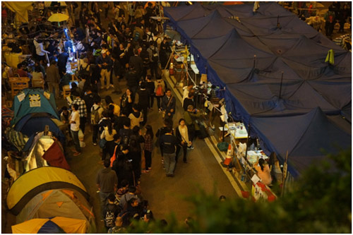 Khu tự học của sinh viên biểu tình (dù xanh). Hình được chụp từ xa để tránh ảnh hưởng tới sinh viên. Hình chụp vào tối 10.12.2014 tại Admiralty.
