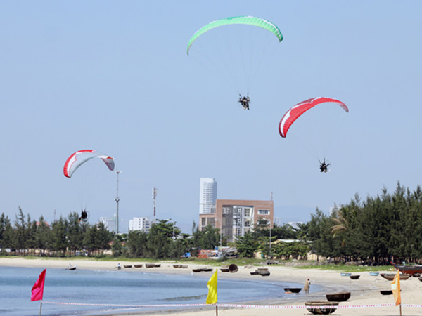 Biểu diễn dù lượn trên bãi biển Đà Nẵng