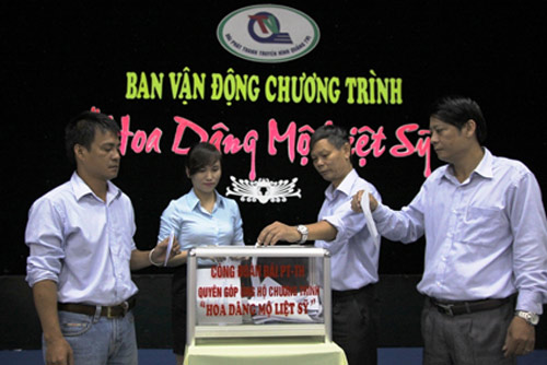 Cán bộ, nhân viên Đài PTTH Quảng Trị ủng hộ chương trình “Hoa dâng mộ liệt sĩ”.