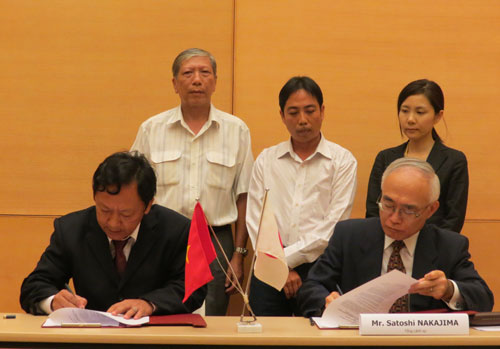 Tổng lãnh sự Nhật Satoshi Nakajima (trái) và Giám đốc Bệnh viện đa khoa An Phú Trần Văn Sang ký hợp đồng viện trợ.