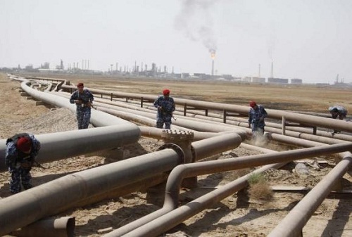 Đường ống dẫn dầu tại nhà máy lọc dầu Shueiba ở Basra, Iraq