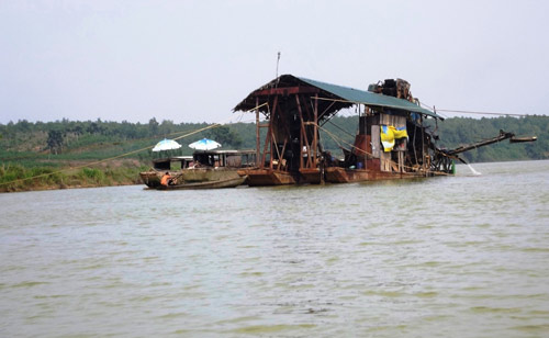 Tàu cuốc và sà lan hút cát “lộng hành” trên sông Bến Hải, qua mặt cơ quan chức năng