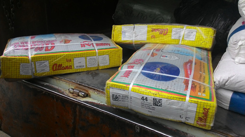 3 gói hàng thịt trâu trên đường vận chuyển từ Hà Nội đi Phú Thọ để bán thành thịt bò, bị thu giữ sáng 9.12