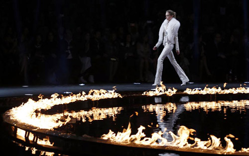Một người mẫu trình diễn trang phục của nhà thiết kế lừng danh người Ý Roberto Cavalli trên sàn diễn rực lửa tại Tuần lễ thời trang Milan hôm 22.2