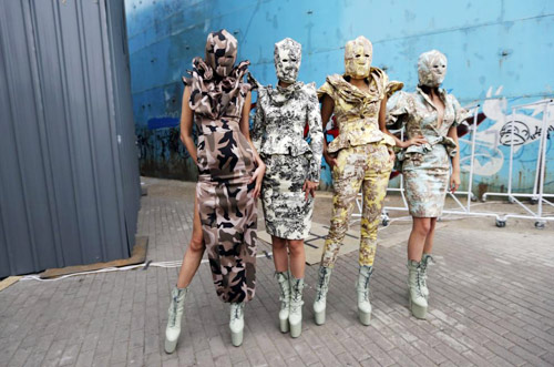 Các người mẫu trong thiết kế lạ mắt chụp ảnh trước khi biểu diễn tại Tuần lễ thời trang Trung Quốc ở Bắc Kinh, ngày 31.10