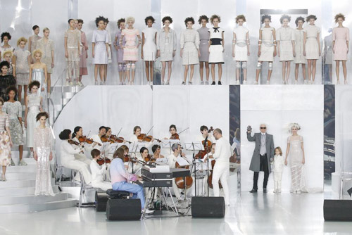 Sân khấu của Karl Lagerfeld thường rất hoành tráng. Trong ảnh là bộ sưu tập thời trang cao cấp của ông cho Chanel tại Paris Haute Couture Xuân Hè 2014 ngày 21.1