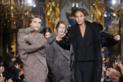 Hai gương mặt quyền lực của làng mẫu thế giới, Cara Delevingne (trái) và Joan Smalls trình diễn thiết kế của Stella McCartney, con gái danh ca Paul McCartney, tại Tuần lễ thời trang Paris ngày 3.3