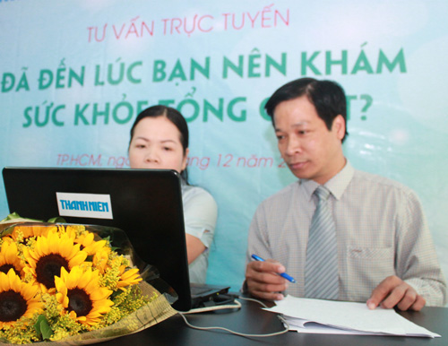 Bác sĩ Phan Hữu Tú, chuyên khoa I Nội tiết, Phòng khám Victoria Healthcare Mỹ Mỹ (phải) trả lời các thắc mắc của bạn đọc