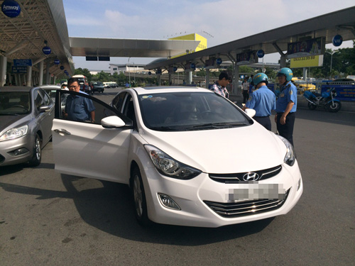 Thanh tra Sở GTVT lập biên bản taxi Uber tại nhà ga quốc nội sân bay Tân Sơn Nhất sáng 5.12