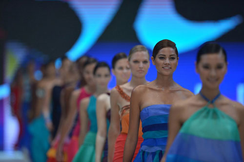 Các người đẹp thể hiện khả năng catwalk trong phần thi Top Model 1