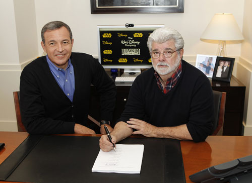 Chủ tịch kiêm Giám đốc điều hành Walt Disney – Bob Iger (trái) và đạo diễn George Lucas ký hợp đồng nhượng quyền sản xuất phim Star wars