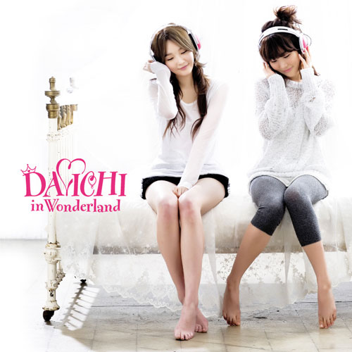 Bài hát 8282 trích từ album Davichi in Wonderland, phát hành tháng 3.2009, là ca khúc thành công nhất của nhóm. Đây cũng là bài hát điển hình cho phong cách âm nhạc của Davichi: ballad trữ tình để khoe chất giọng khỏe