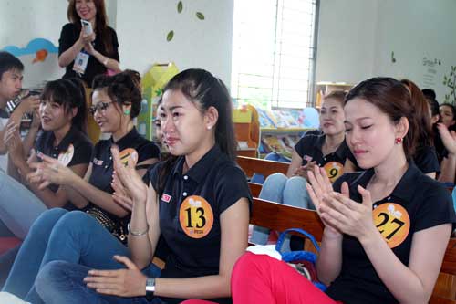Những giọt nước mắt lăn dài trên má của các bạn trẻ khi nghe chị Huỳnh Tiểu Hương – Giám đốc Trung tâm Nhân đạo Quê Hương tâm sự về số phận của những đứa trẻ mồ côi 1