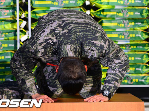Hyun Bin quỳ cảm ơn “fan” ngày xuất ngũ 3