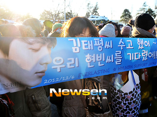 Hyun Bin quỳ cảm ơn “fan” ngày xuất ngũ 4