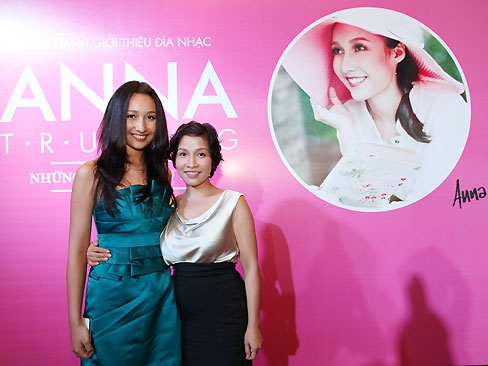 Hai mẹ con Anna - Mỹ Linh.  