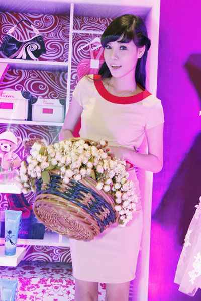 Giải Bạc siêu mẫu 2012, Diệu Huyền xinh đẹp đi dự tiệc - 9