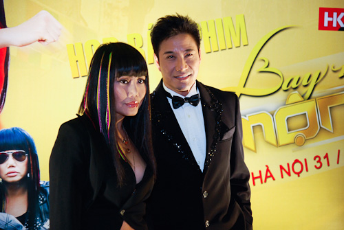 Linda Trang Đài diện áo khoe rốn dự buổi ra mắt "Bay vào cõi mộng"