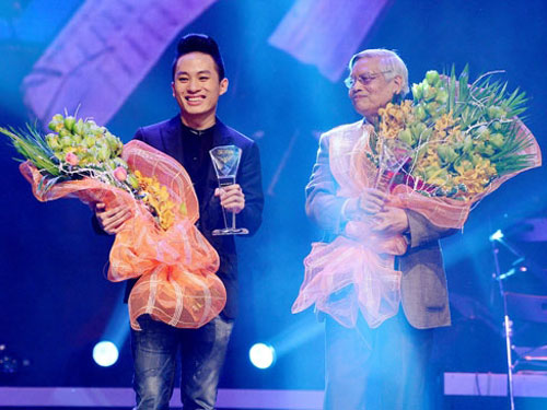 Tùng Dương và nhạc sĩ Doãn Nho trong đêm nhận giải