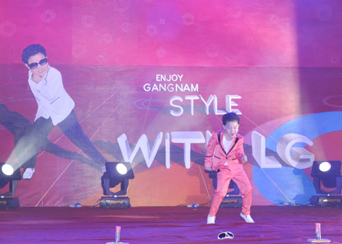 Những bước nhảy điêu luyện của “tiểu Psy” khiến không chỉ khán giả trẻ mà người lớn tuổi cũng say mê