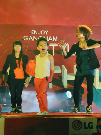 Động tác quăng áo quen thuộc khi nhảy Gangnam Style của Min-woo Hwang