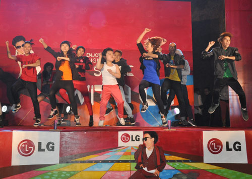  Là “vedette” trong màn nhảy, Min-woo Hwang được nhiều bạn trẻ phụ đạo khi nhảy điệu Gangnam Style