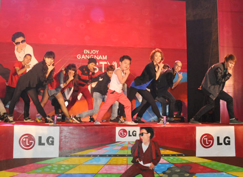  Là “vedette” trong màn nhảy, Min-woo Hwang được nhiều bạn trẻ phụ đạo khi nhảy điệu Gangnam Style - 2