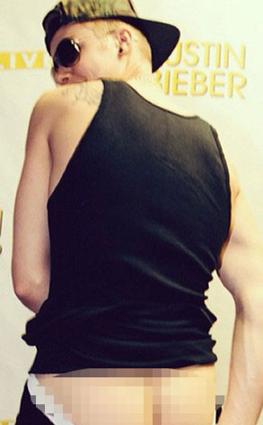 Justin Bieber vạch quần khoe mông, Selena Gomez "nắn gân" bạn trai cũ