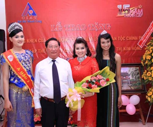 Người đẹp các dân tộc hội ngộ cùng Đệ nhất Hoa hậu Quý bà Kim Hồng