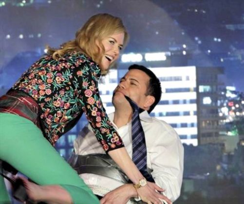 Nicole Kidman gây sốc với màn cưỡng dâm MC Jimmy Kimmel