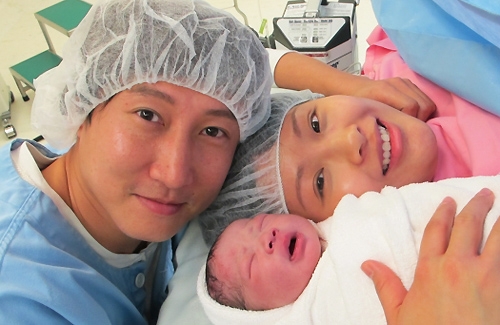 Hồng Kim Bảo đến bệnh viện ngắm "đích tôn", Chu Ân khoe vẻ rạng rỡ sau khi sinh