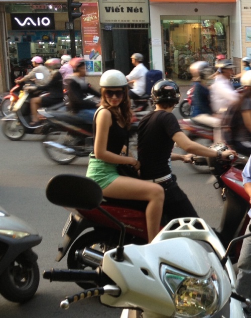 Bắt gặp hot girl Andrea “cặp kè” trai lạ giữa phố Sài Gòn
