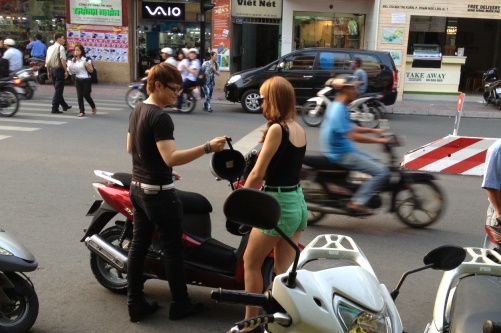 Bắt gặp hot girl Andrea “cặp kè” trai lạ giữa phố Sài Gòn